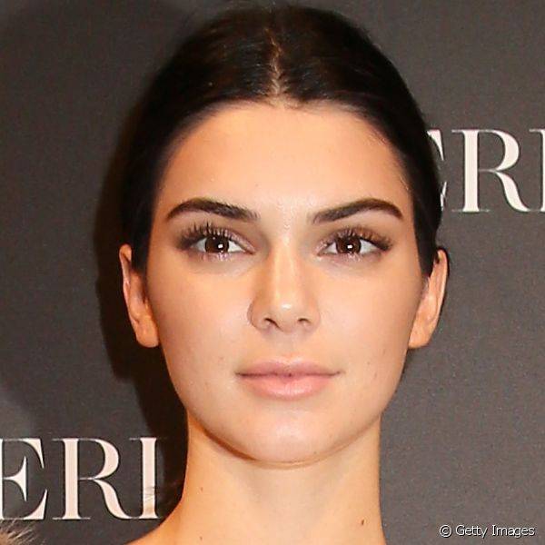 Para definir as sobrancelhas, o maquiador de Kendall Jenner usa hidratante labial (Foto: Getty Images)